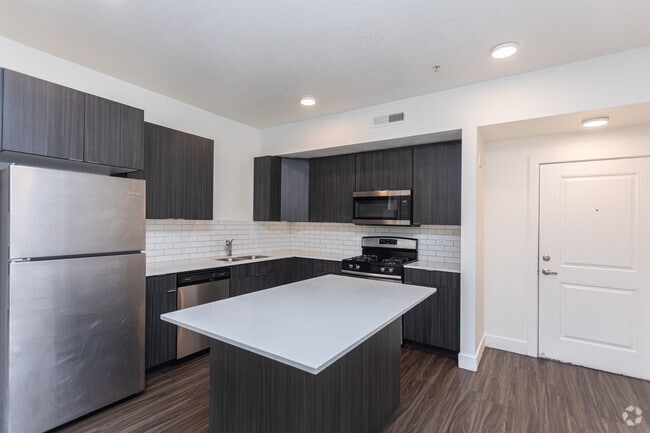 2BR, 2BA - 986SF - Kitchen