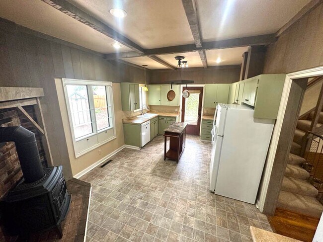 Photo - 3 bed 1 bath, Month to Month in the middle of it all