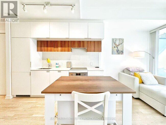Photo - 185 Roehampton Ave Unité 207