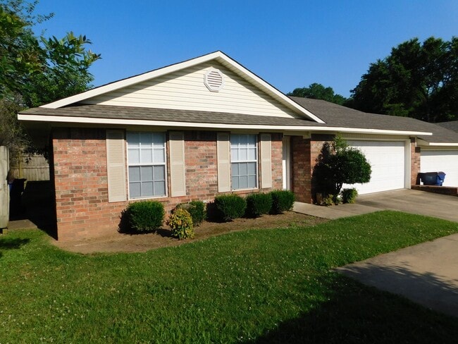 Building Photo - Charming 2 Bed 2 Bath Duplex Move in Special!