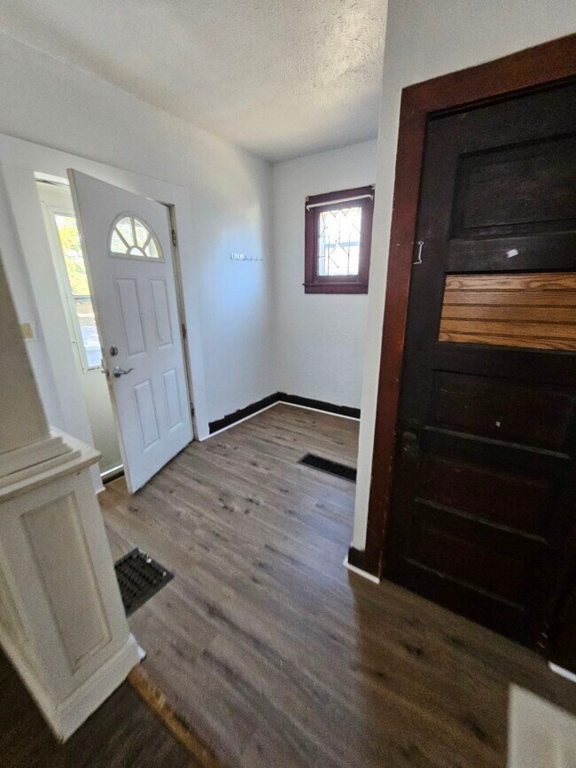 Photo - 407 1st St NE