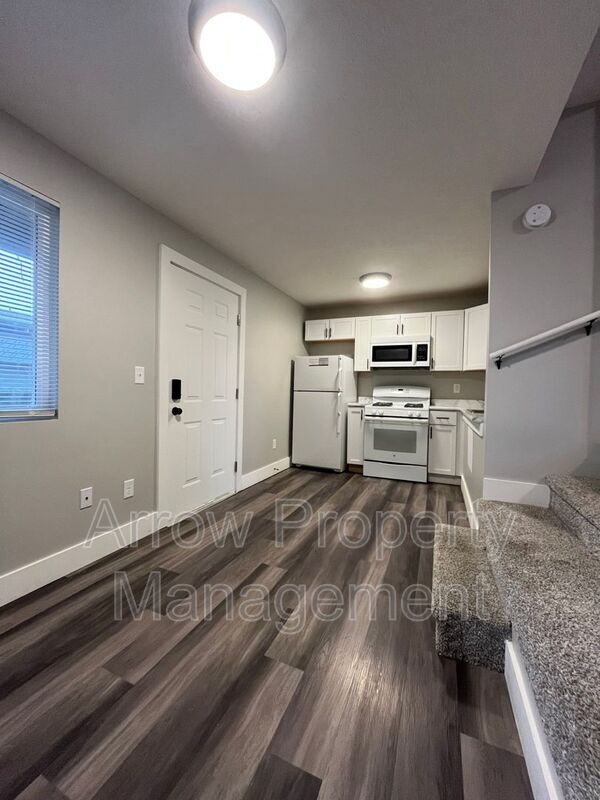 Photo - 877 N 26th St