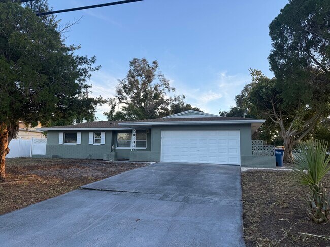 Building Photo - 1481 Barry St