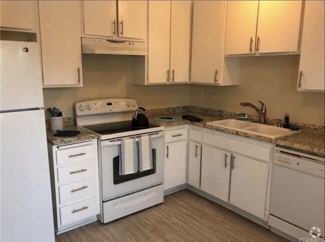 Building Photo - 817 W 232nd St Unit D Rental