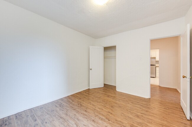 Photo - 1592 Bathurst Street