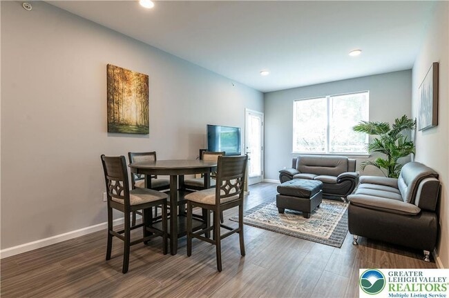 Photo - 948 N Front St