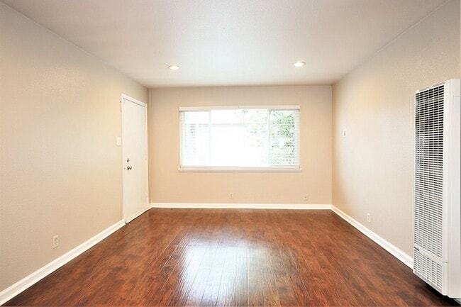 Photo - Beautiful 2 bed/1 bath Duplex with Attached Garage in Redwood City Available NOW! Unidad 1124