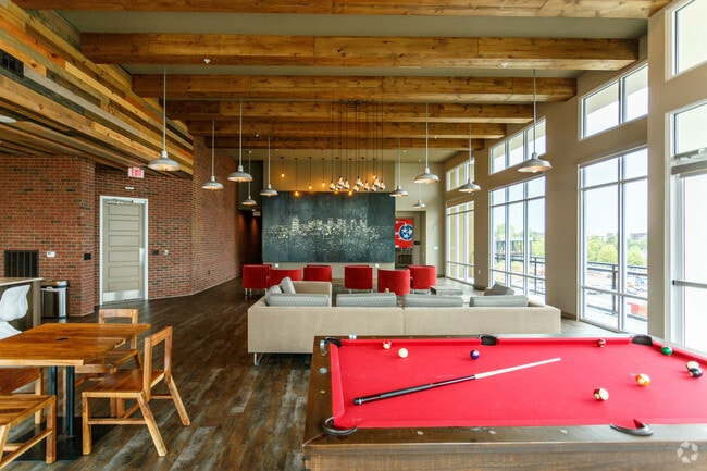 Skylounge - 909 Flats