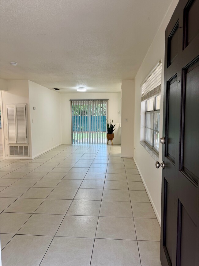 Entrada - 914 La Salle Ave