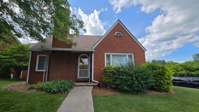 Building Photo - Beautiful Brick home for rent! 4 Bedroom 2 Bathroom home in Canton