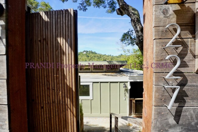 Building Photo - Air Conditioned San Rafael House with Pano...