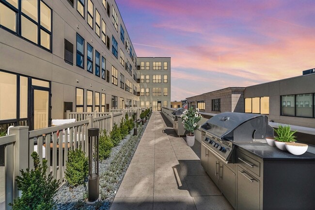 Building Photo - Albion Highland Park