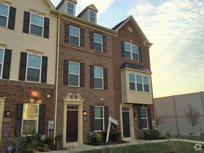 Building Photo - Gorgeous 3 BR/4 BA Townhome in Greenbelt!