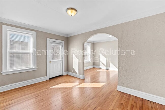 Building Photo - 4909 Winona Ave Unit 2w