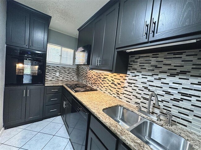 Photo - 601 W 11th St Unit 115