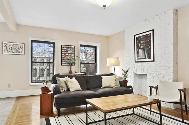 Living Room - 393 Clermont Ave Apartamentos Unidad 4