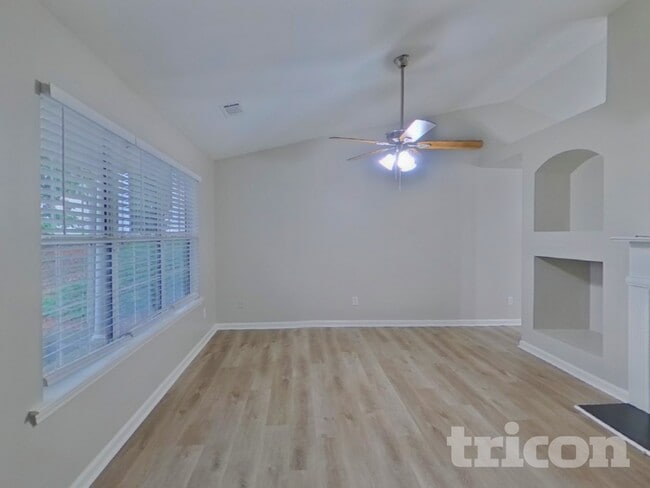 Photo - 628 Fairgreen Trail