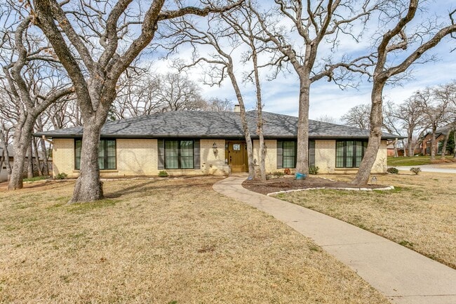 Photo - 4 bedroom with pool in Colleyville
