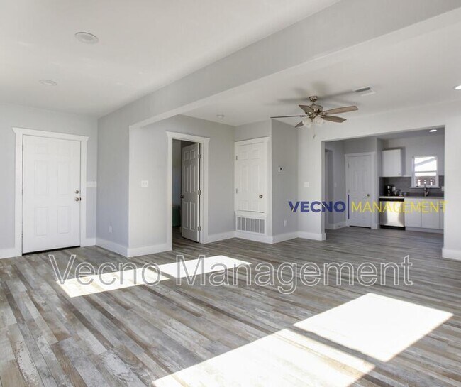 Photo - 129 E Torrey St