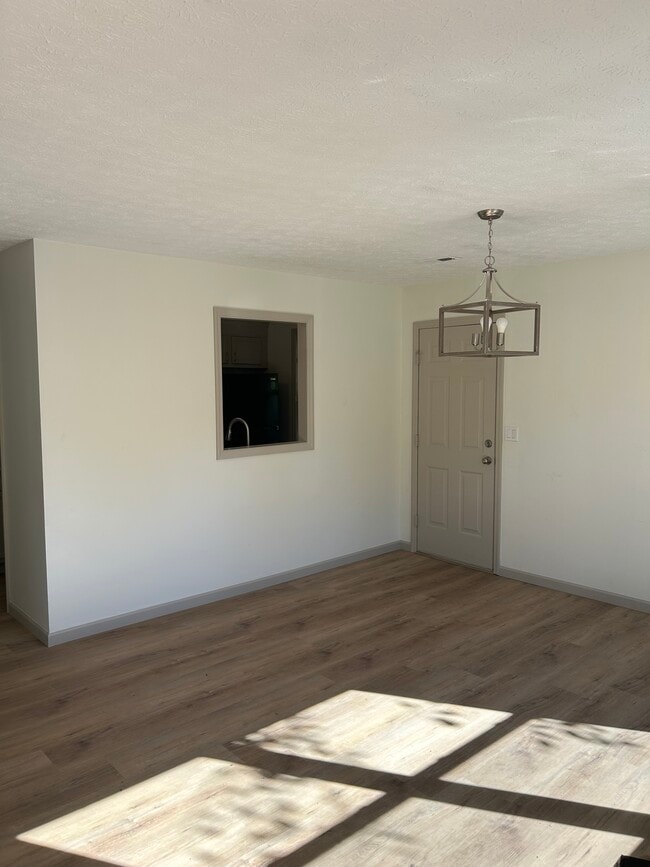 Photo - 722 Washburn Rd NW