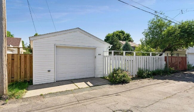 Building Photo - 2133 W Highland Pkwy