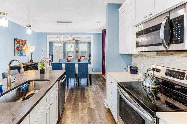 Photo - 619 E Henry St