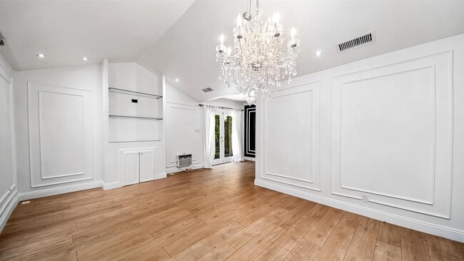 Living Room - 607 N Windsor Blvd Unit 607