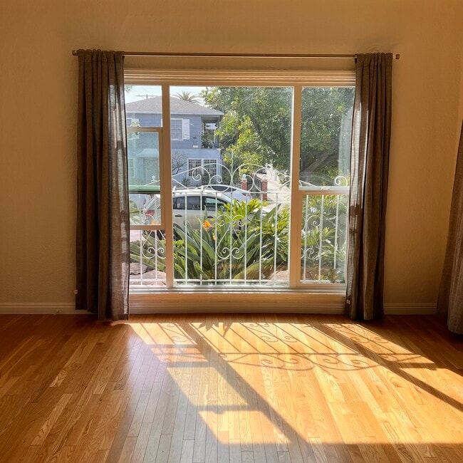 Living Room View - 714 N Edinburgh Ave Unit 714 12