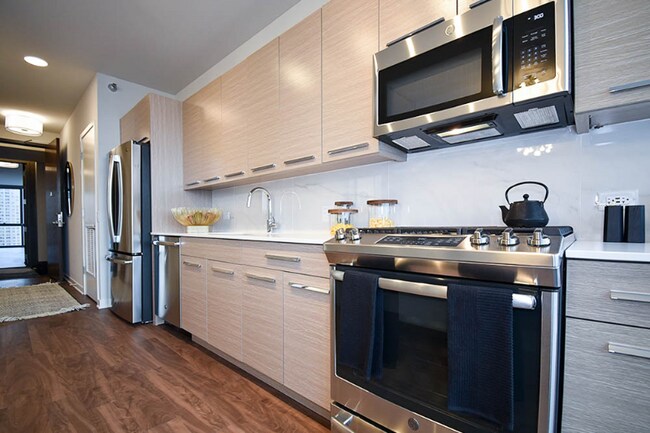 Building Photo - 777 W Madison St Rental