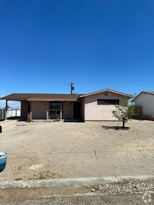 Building Photo - Charming and spacious Needles HOME