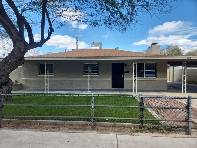 Building Photo - Coming Soon! 3 Bed, 1 Bath, Accross from GCU!! (Available on 06/15/26)