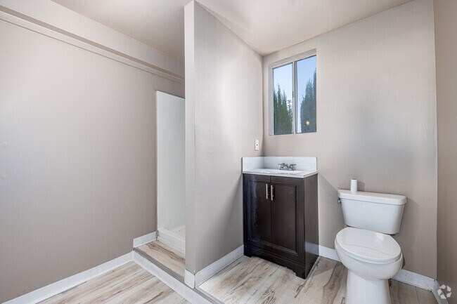 2BR, 1BA - 515SF - Bathroom