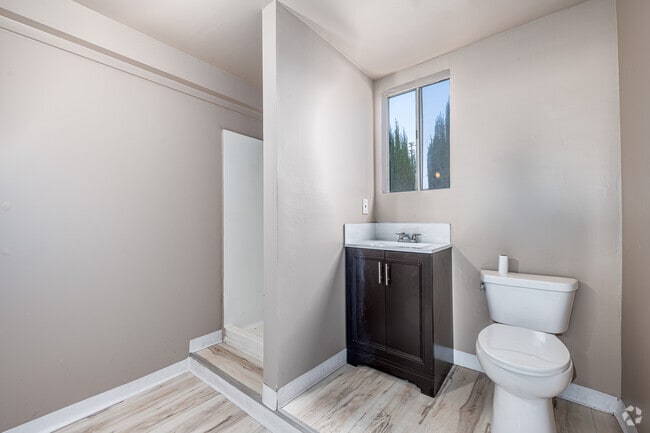 2BR, 1BA - 515SF - Bathroom - 1819 Workman St