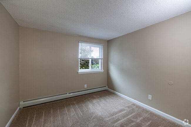 2BR, 1BA - Huntington - Bedroom