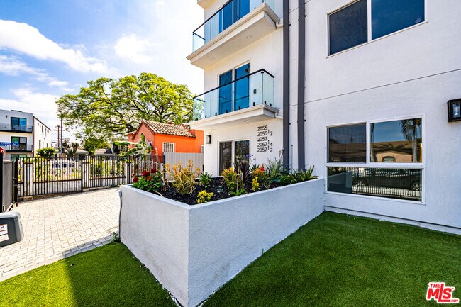 Photo - 2055 1/2 S Garth Ave