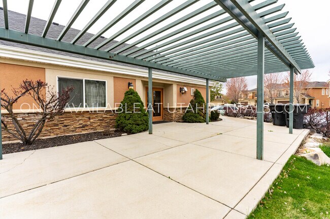 Photo - 211 Greenfield Cir