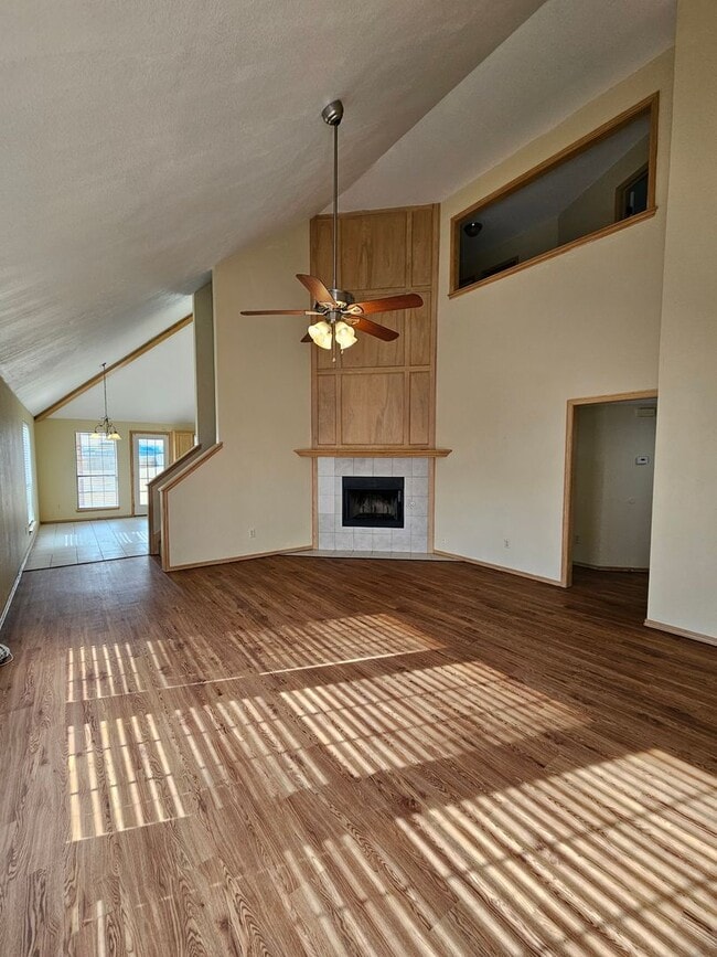 Photo - (4)Bed/(3)Bath in Moore w/ Shelter! Available NOW! Over 1700sqft!