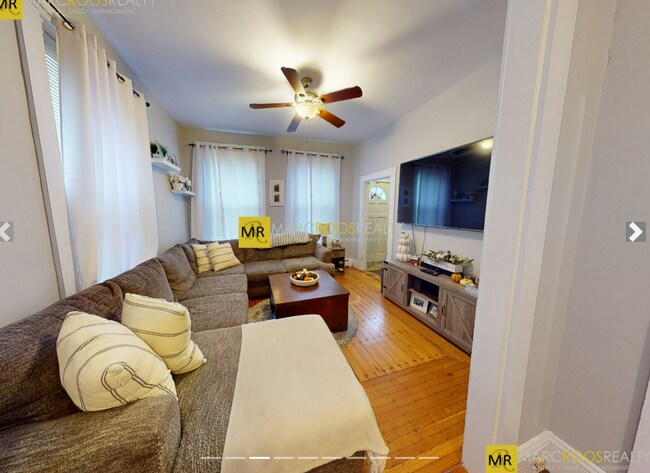 Photo - 208 Banks St