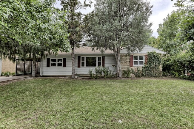 Building Photo - 3 Bed / 1.5 Bath Ranch Near CSU – Large Fenced Yard | Pets & Students Welcome | Short-Term Lease