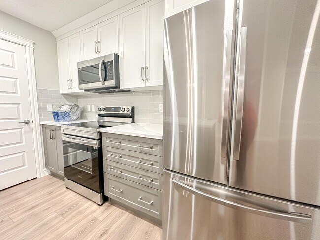 Photo - 19661-19648 48 St SE