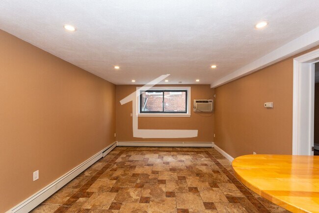Building Photo - Nicely renovated pet friendly unit for 9/1.