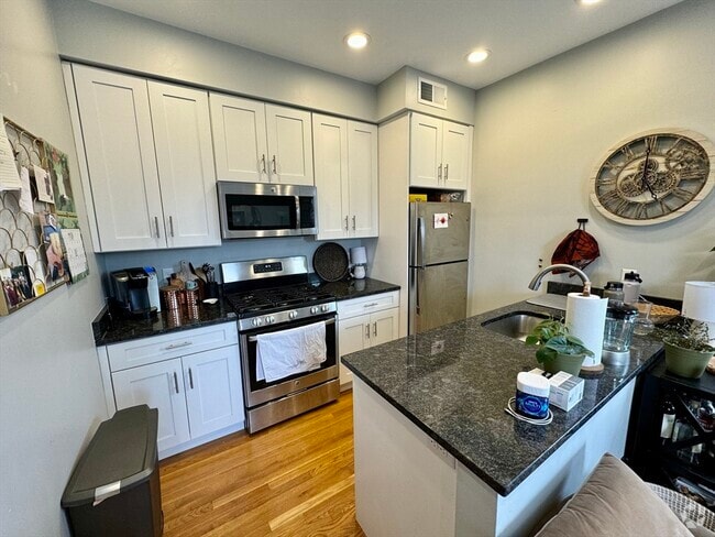Building Photo - 405 S Huntington Ave Unit 2R Rental