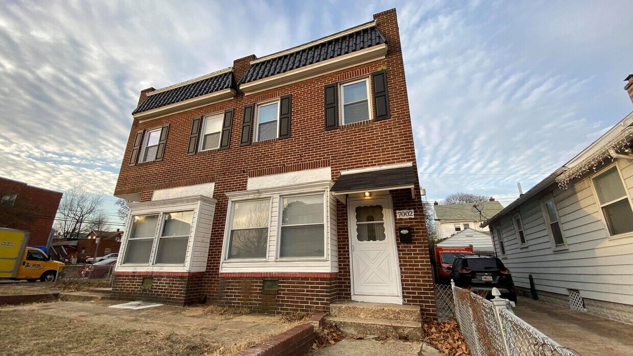 Huge 3-level 4 Bedroom - 2,500 sq/ft! - Huge 3-level 4 Bedroom - 2,500 sq/ft!