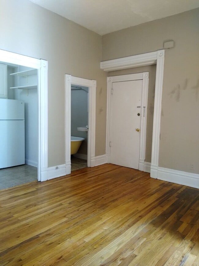Photo - Charming Cap Hill 1 Bedroom w/ Claw Foot T... Unidad Apt 5