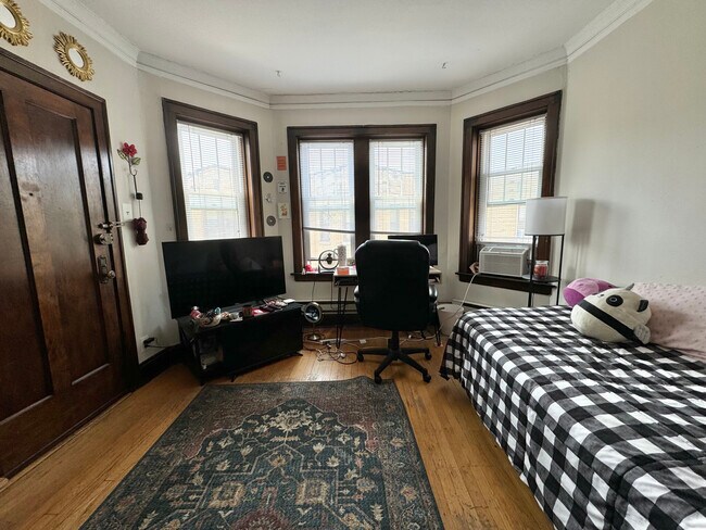 Building Photo - 3825 N Greenview Ave Unit 2W Rental