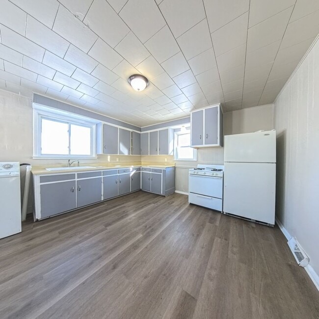 Photo - 3 bedroom 1 bath 2 Stall Garage