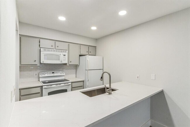 Photo - 6501 E Hill Dr Unit 117