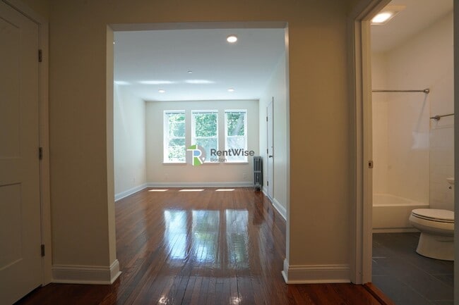 Building Photo - 123 Sutherland Rd Rental