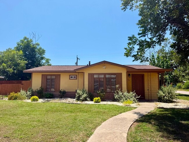 Building Photo - 302 Ryan Dr