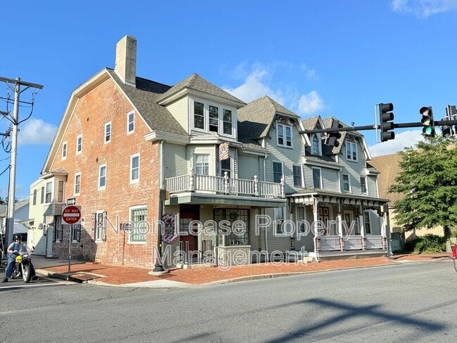 Building Photo - 135 NW Front St Rental